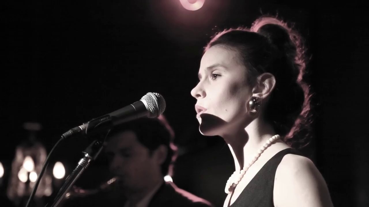 Junto a lujosa banda Julia Moscardini presenta su producción discográfica