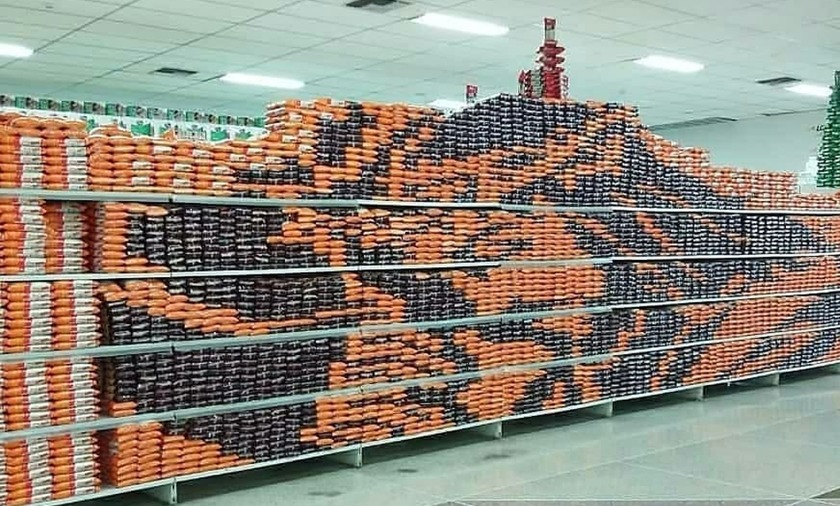 Joven venezolano recrea la imagen del Nazareno con empaques de arroz en un supermercado