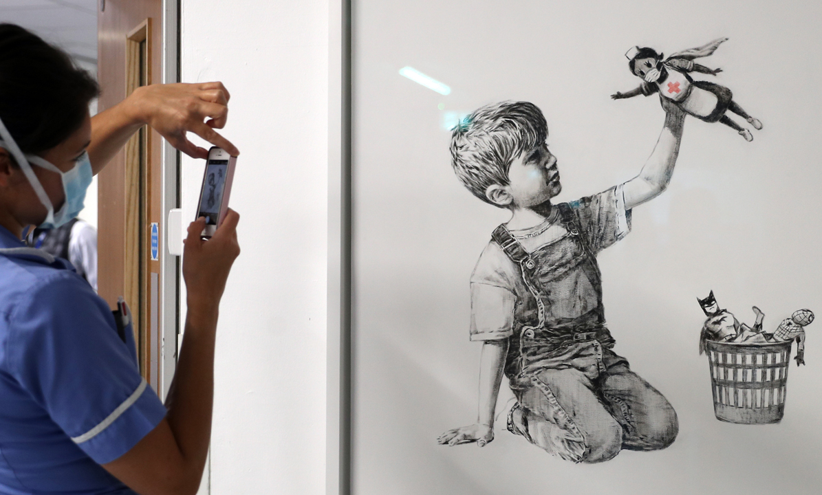 Banksy dona obra a un hospital en medio de la pandemia