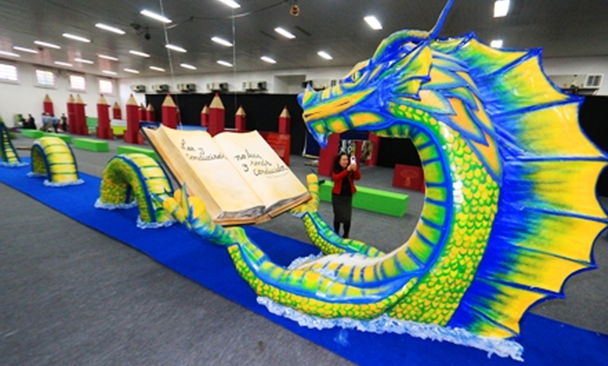 Feria del Libro en Santa Cruz impulsa la promoción de autores emergentes