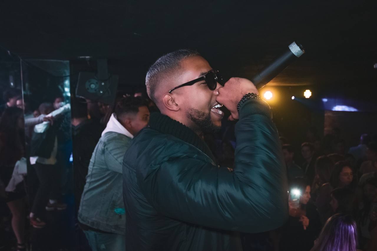 Bryan Venz enamora al público en tarima
