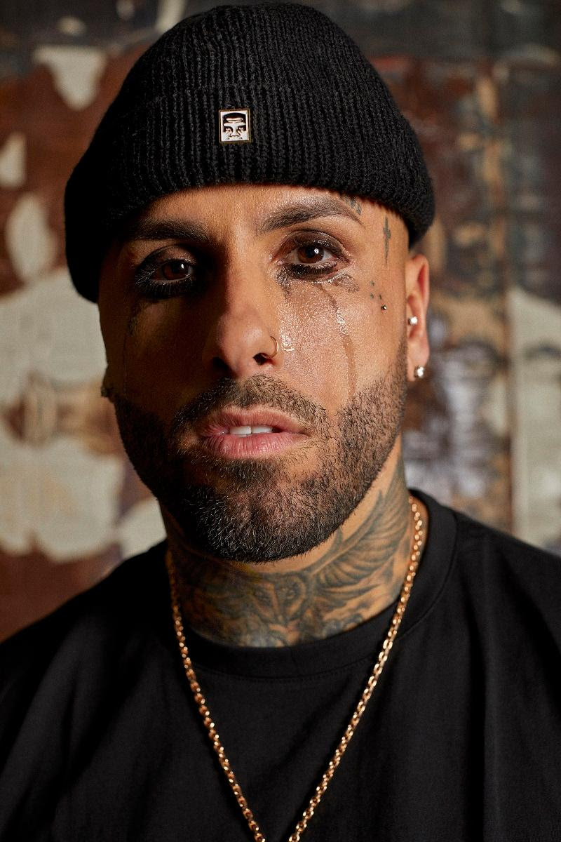 Nicky Jam inicia el año con su nuevo sencillo «Ojos Rojos»