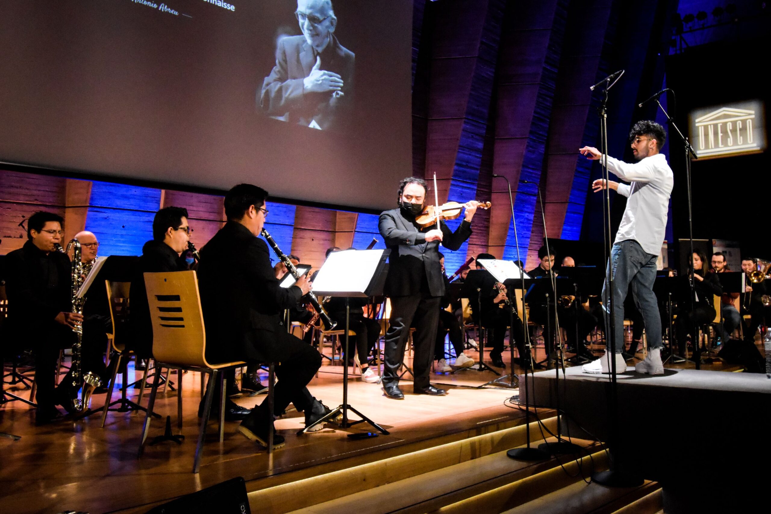 El maestro José Antonio Abreu recibe homenaje en la UNESCO-París liderado por el director venezolano   Yefren Carrero