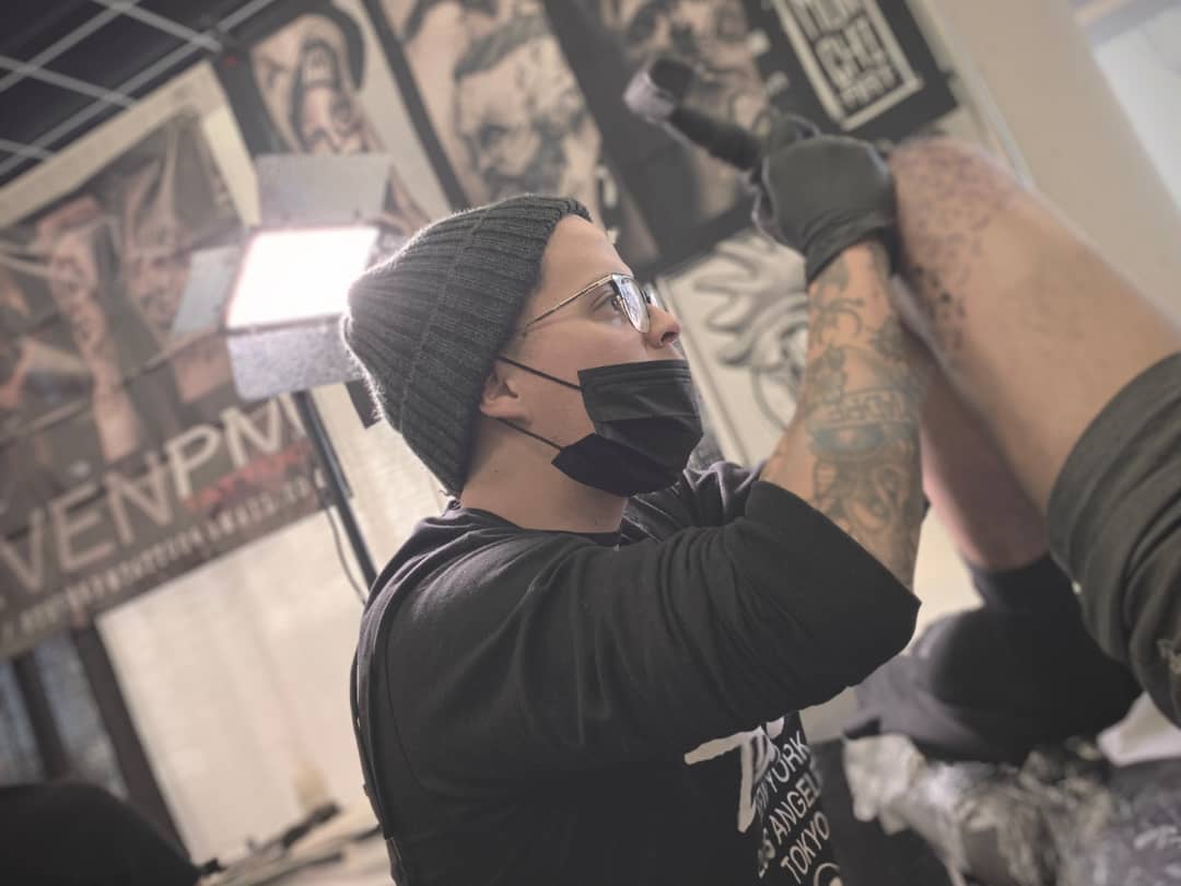 El artista del tatuaje Ramón Poleo le sale al paso a la pandemia
