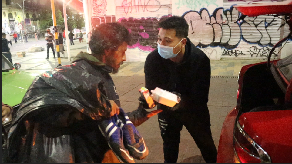 Artista colombiano regaló 500 almuerzos en las calles de Bogotá