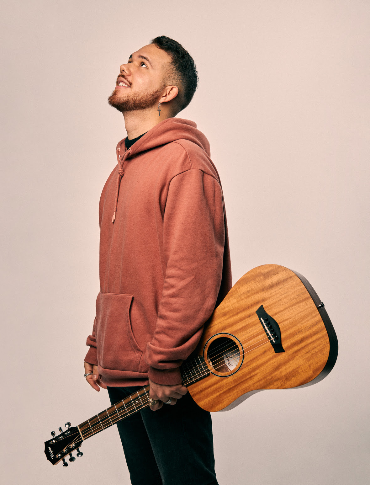 Dani Senay se posiciona con éxito en el mundo musical