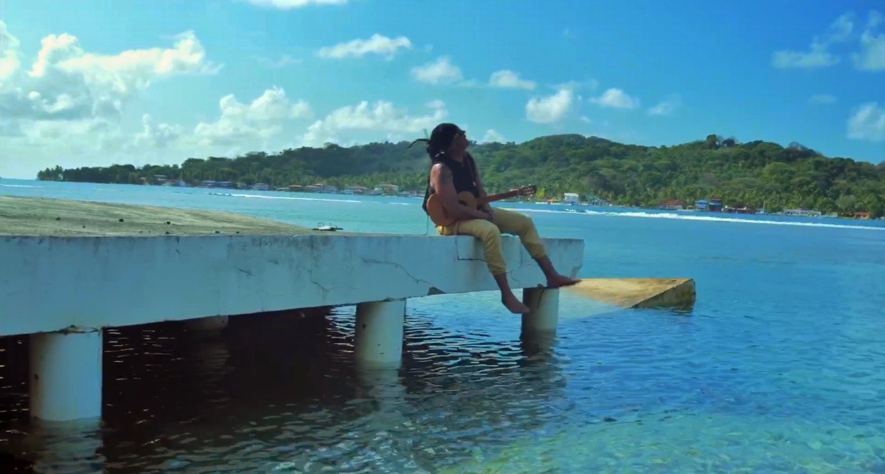 Carlos Palacci estrena el videoclip de su sencillo «Playa y arena»