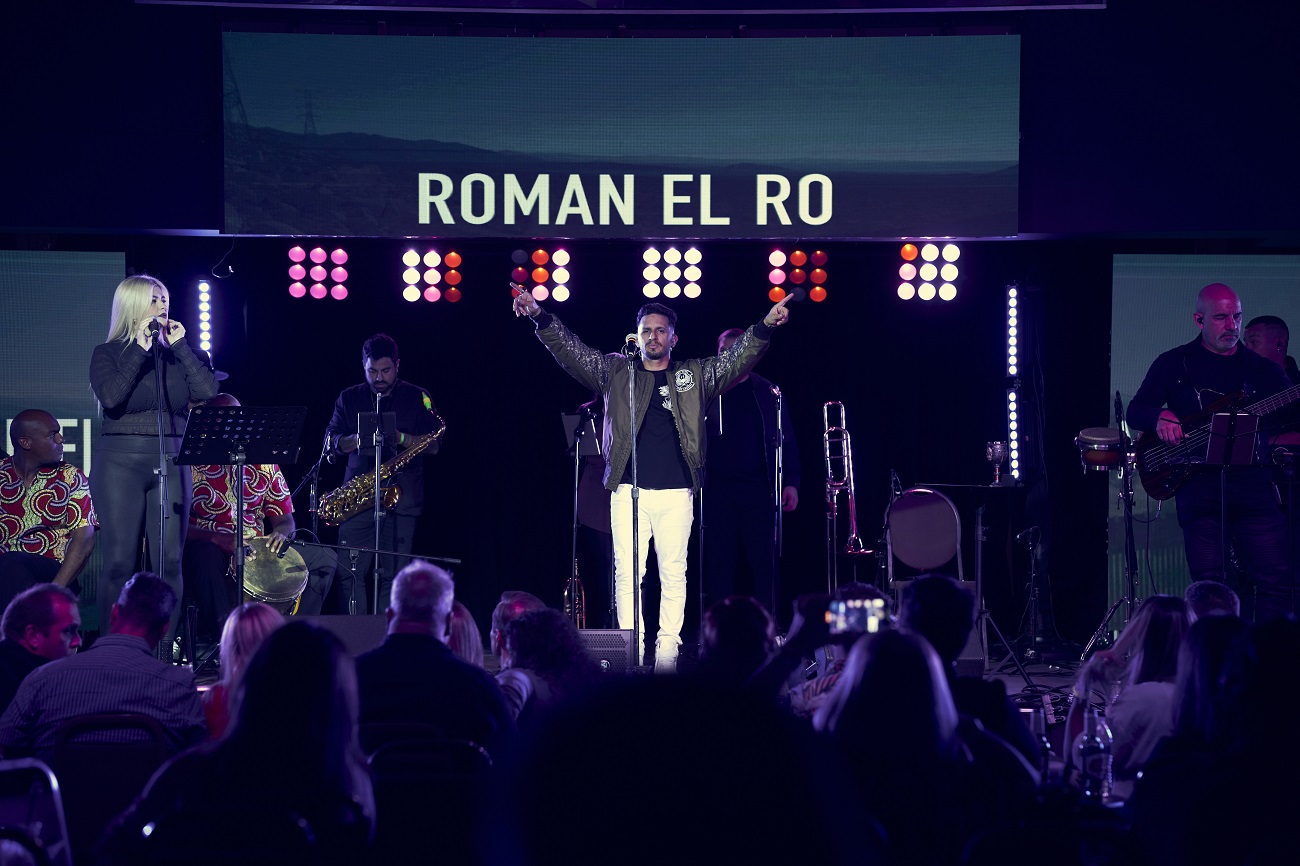 Roman “El Ro” bota la casa por la ventana con su concierto “Por ti”