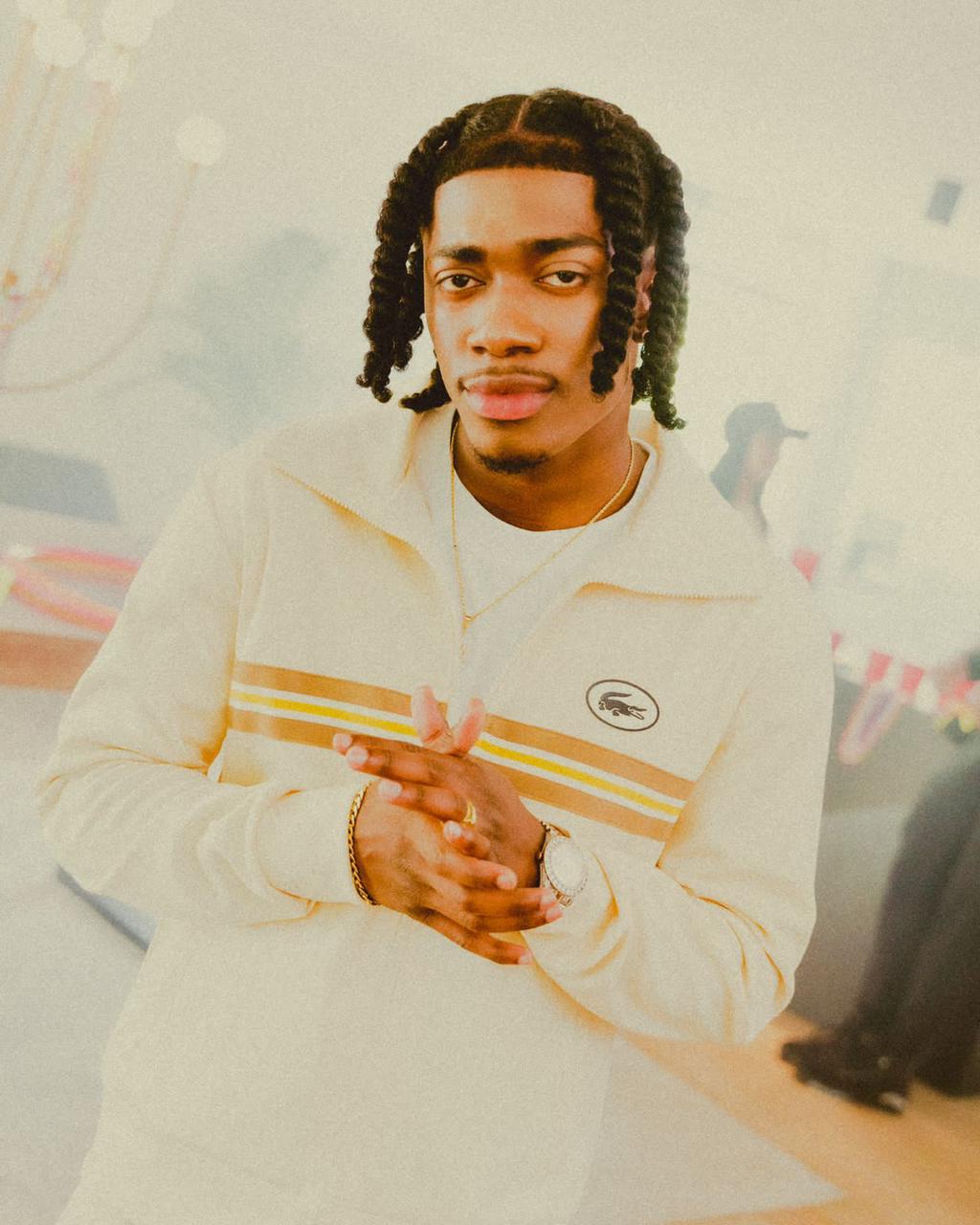 Cantante El Clooy presenta su tema “La botella”