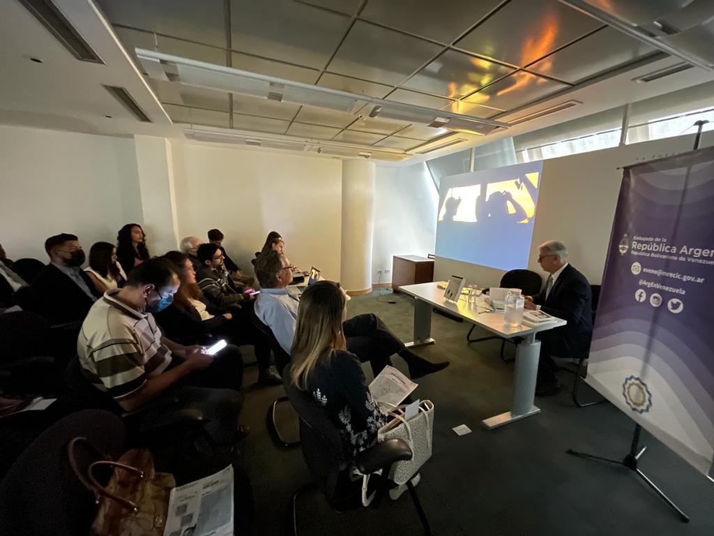 Encargado de negocios de la Embajada Argentina presente en la poética de Caracas