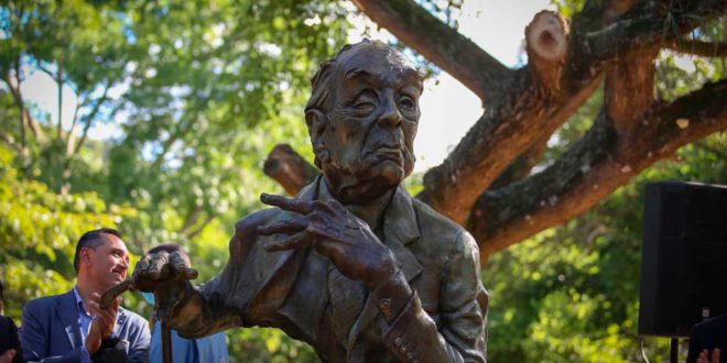 Jorge  Luis Borges tiene su monumento en el Parque La Trinidad de Vizcaya