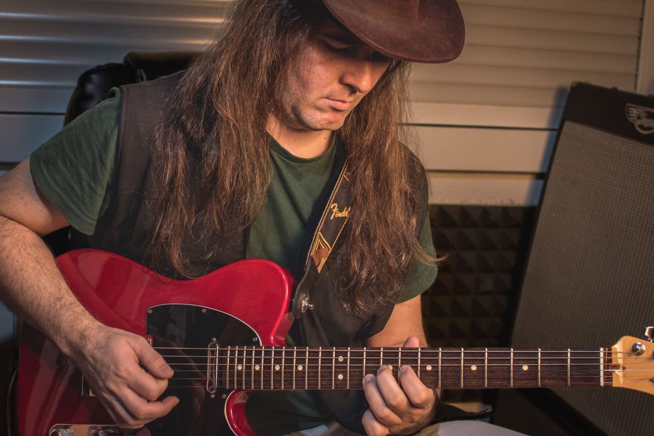 Pablo Mendoza rinde homenaje a los migrantes con el videoclip del tema “Caution”