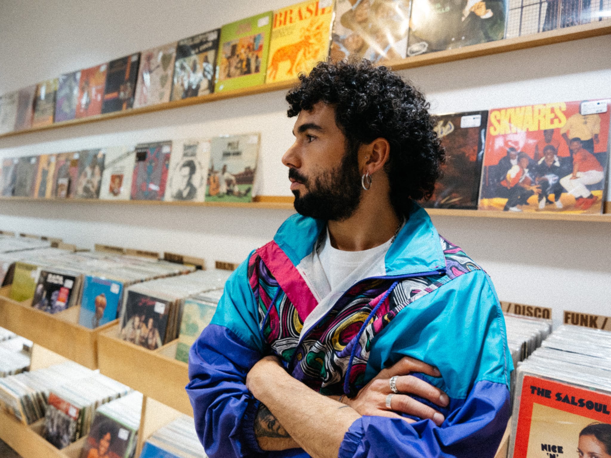 Coraje, sanación y folclore.  Ricci Nostra renace y transforma el indie en su nuevo single