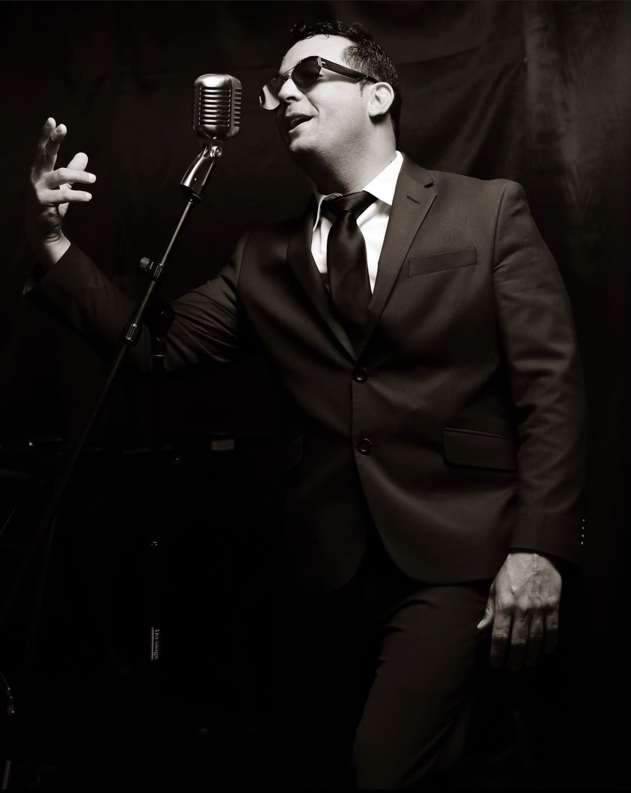 CAPITÁN V MUSIC TRABAJA CON LOS PRODUCTORES LATINOS MÁS RECONOCIDOS DE LA MÚSICA.