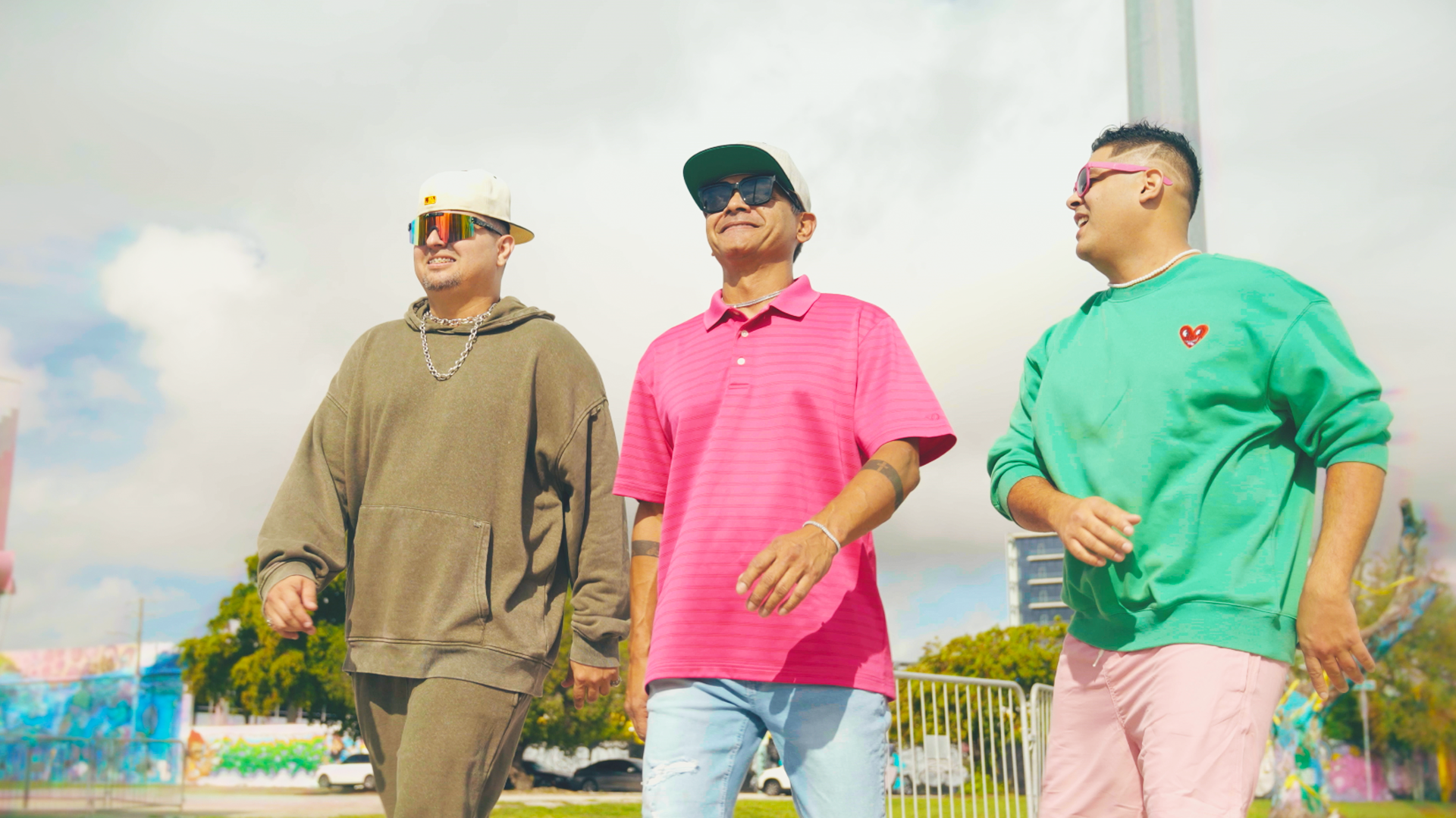 Bachaco se une a Mulato y Jhon Paul «El Increíble» para traer de vuelta el éxito «Echa pa´llá remix»