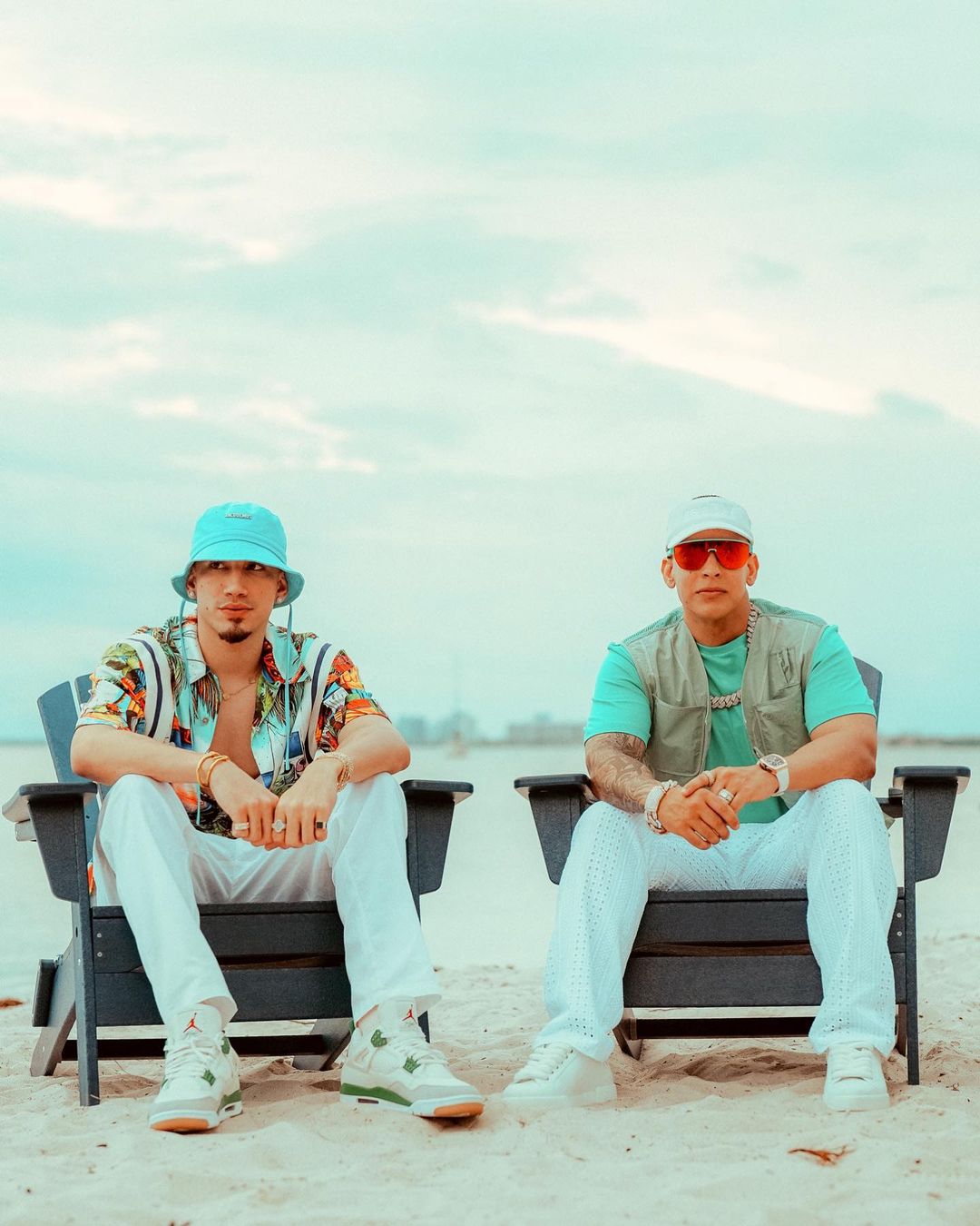 “Daddy Yankee y Omar Courtz lanzan #Beachy, el éxito de este verano”.